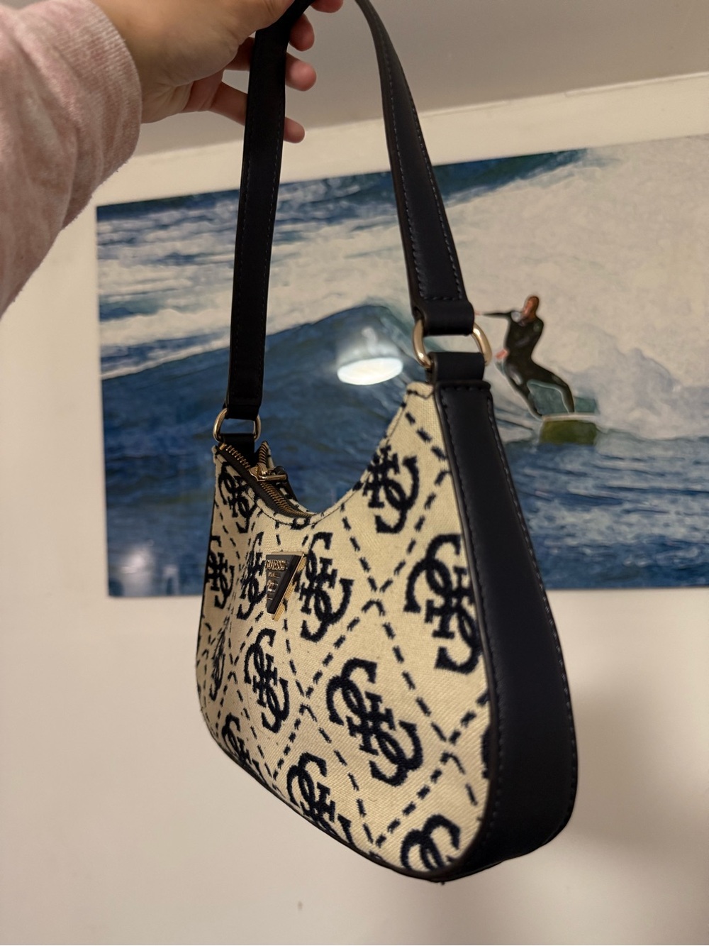GUESS Cream and Black Logo-Print Shoulder Bag - Picture 4 of 5